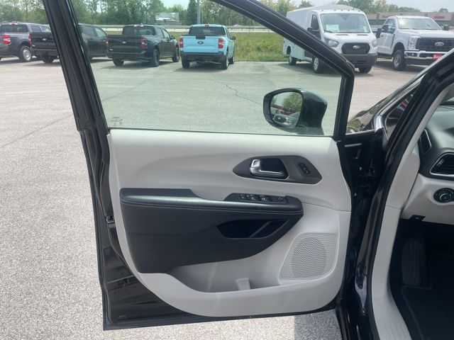 Used 2022 Chrysler Pacifica - photo 9
