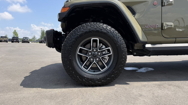 Used 2025 Jeep Gladiator - photo 31