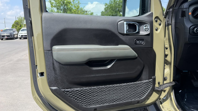 Used 2025 Jeep Gladiator - photo 11