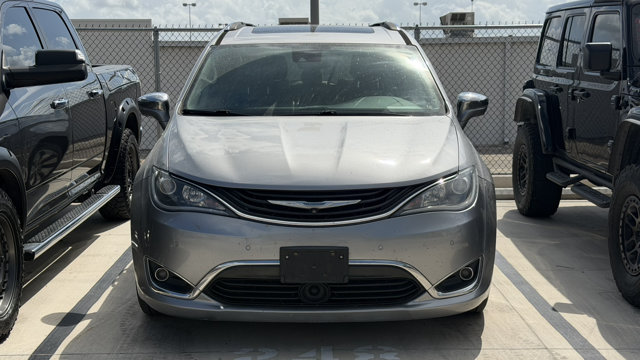Used 2017 Chrysler Pacifica - photo 2