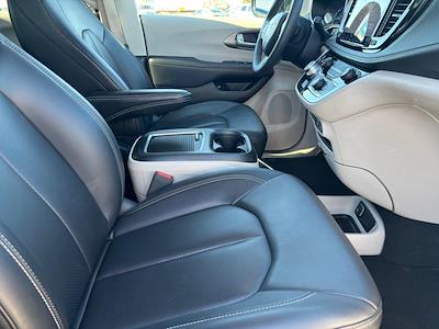 Used 2024 Chrysler Pacifica Select Minivan for sale #SG8212 - photo 1
