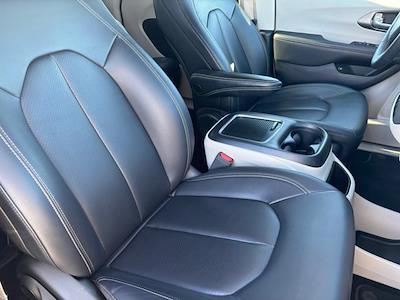 Used 2024 Chrysler Pacifica Select Minivan for sale #SG8212 - photo 2