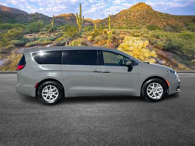 Used 2023 Chrysler Pacifica - photo 1