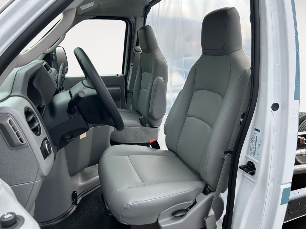 New 2027 Ford E-450 - photo 5