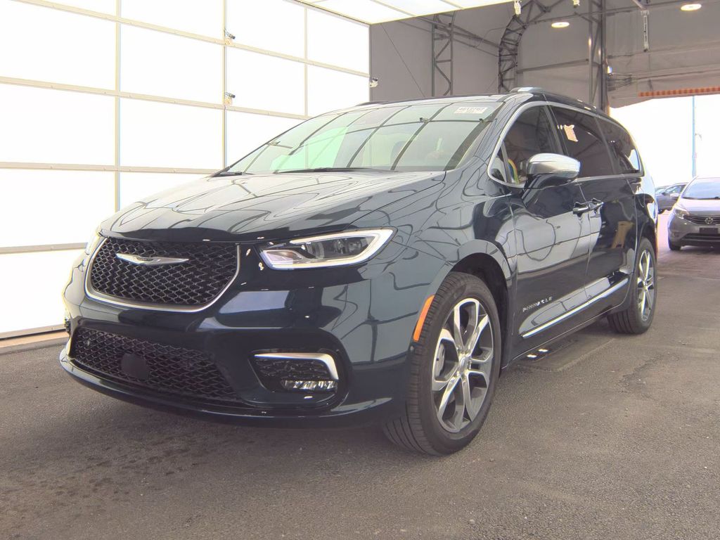 Used 2024 Chrysler Pacifica - photo 2