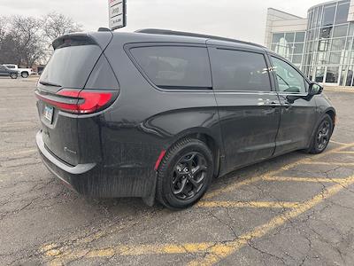 Used 2022 Chrysler Pacifica - photo 1