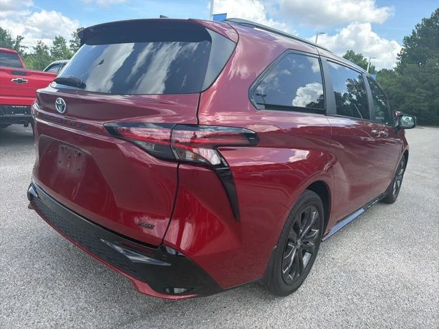 Used 2025 Toyota Sienna - photo 2