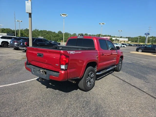 Used 2017 Toyota Tacoma - photo 2