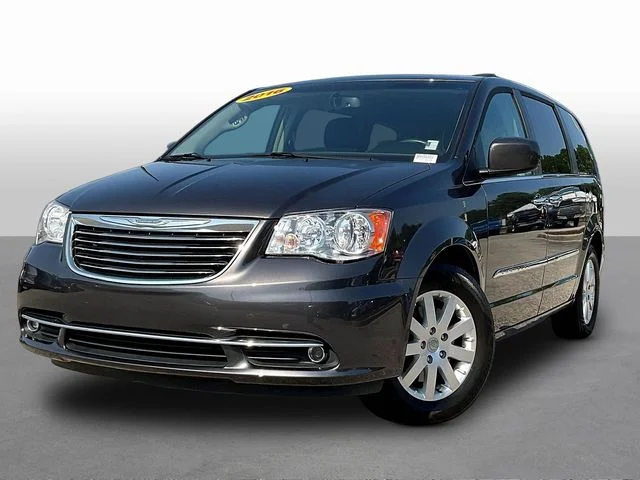 Used 2016 Chrysler Town and Country - photo 2