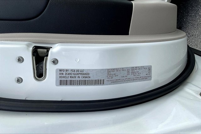 Used 2023 Chrysler Pacifica - photo 2
