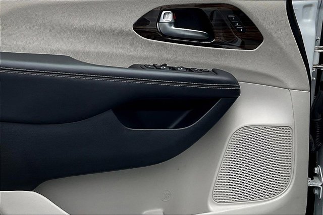 Used 2023 Chrysler Pacifica - photo 5