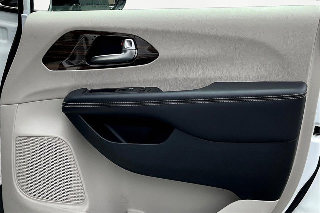 Used 2023 Chrysler Pacifica - photo 14
