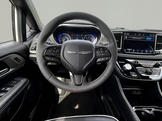 Used 2023 Chrysler Pacifica - photo 7