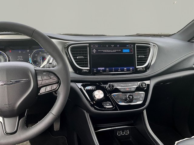 Used 2023 Chrysler Pacifica - photo 8