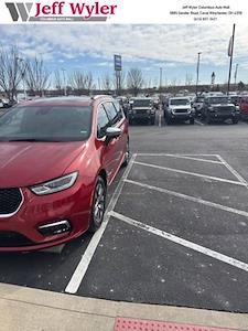 Used 2025 Chrysler Pacifica - photo 1