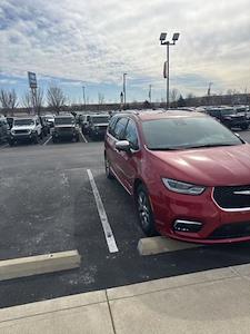 Used 2025 Chrysler Pacifica - photo 1