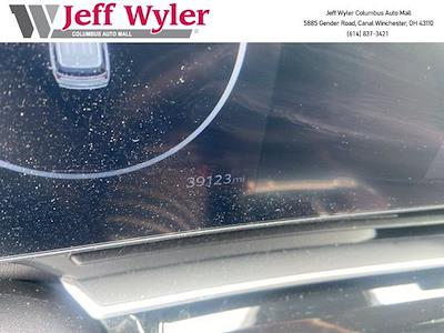 Used 2025 Kia Carnival - photo 1