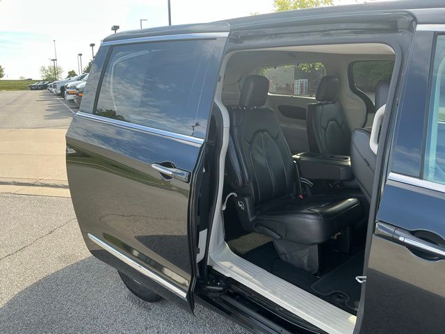 Used 2017 Chrysler Pacifica - photo 23