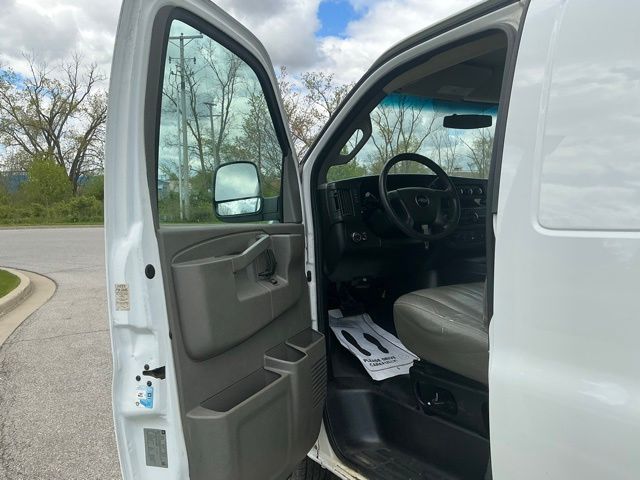 Used 2017 Chevrolet Express 2500 - photo 17