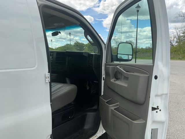 Used 2017 Chevrolet Express 2500 - photo 18