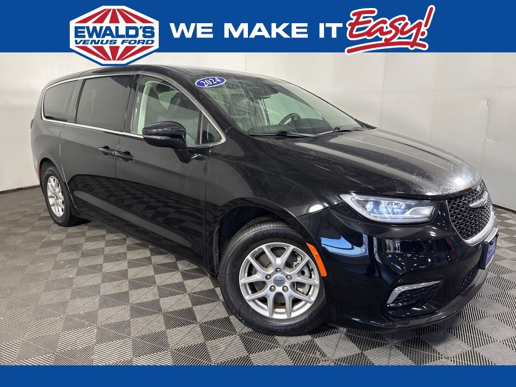 Used 2024 Chrysler Pacifica - photo 1