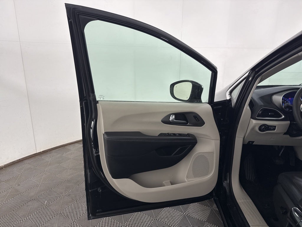 Used 2024 Chrysler Pacifica - photo 22