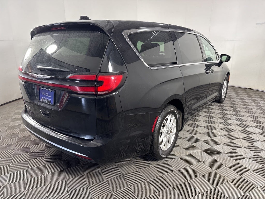Used 2024 Chrysler Pacifica - photo 2