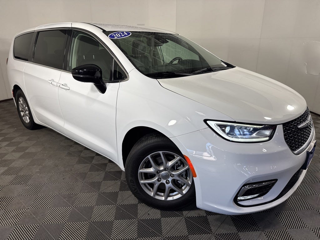 Used 2024 Chrysler Pacifica - photo 20