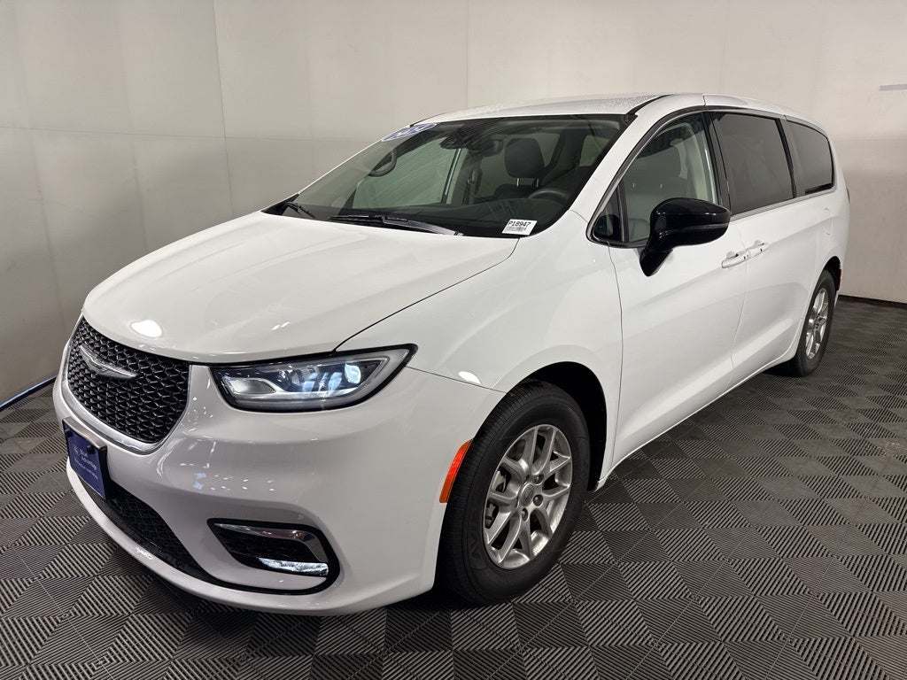Used 2024 Chrysler Pacifica - photo 1
