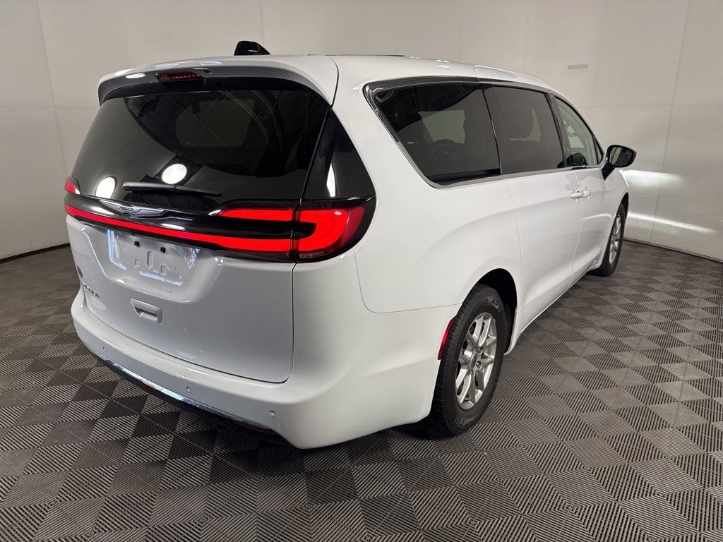 Used 2024 Chrysler Pacifica - photo 26