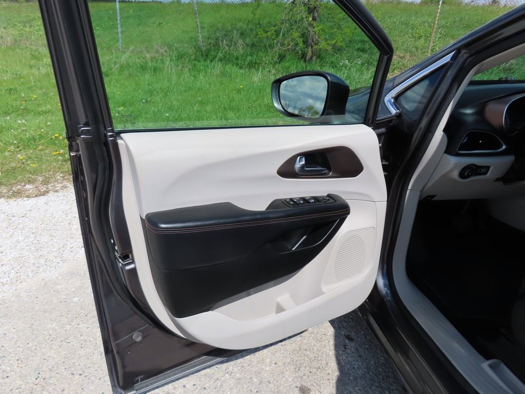 Used 2019 Chrysler Pacifica - photo 24