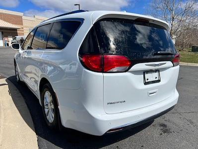 Used 2018 Chrysler Pacifica Touring L Minivan for sale #25C1498A - photo 2