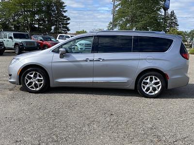 2017 Chrysler Pacifica FWD Minivan for sale #26L0161A - photo 1