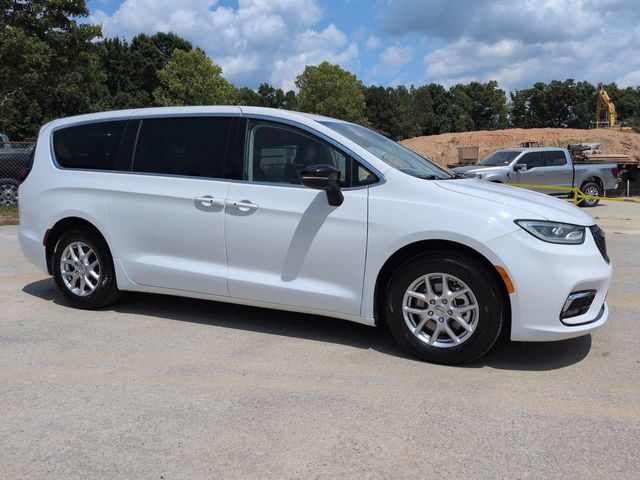 Used 2024 Chrysler Pacifica - photo 2
