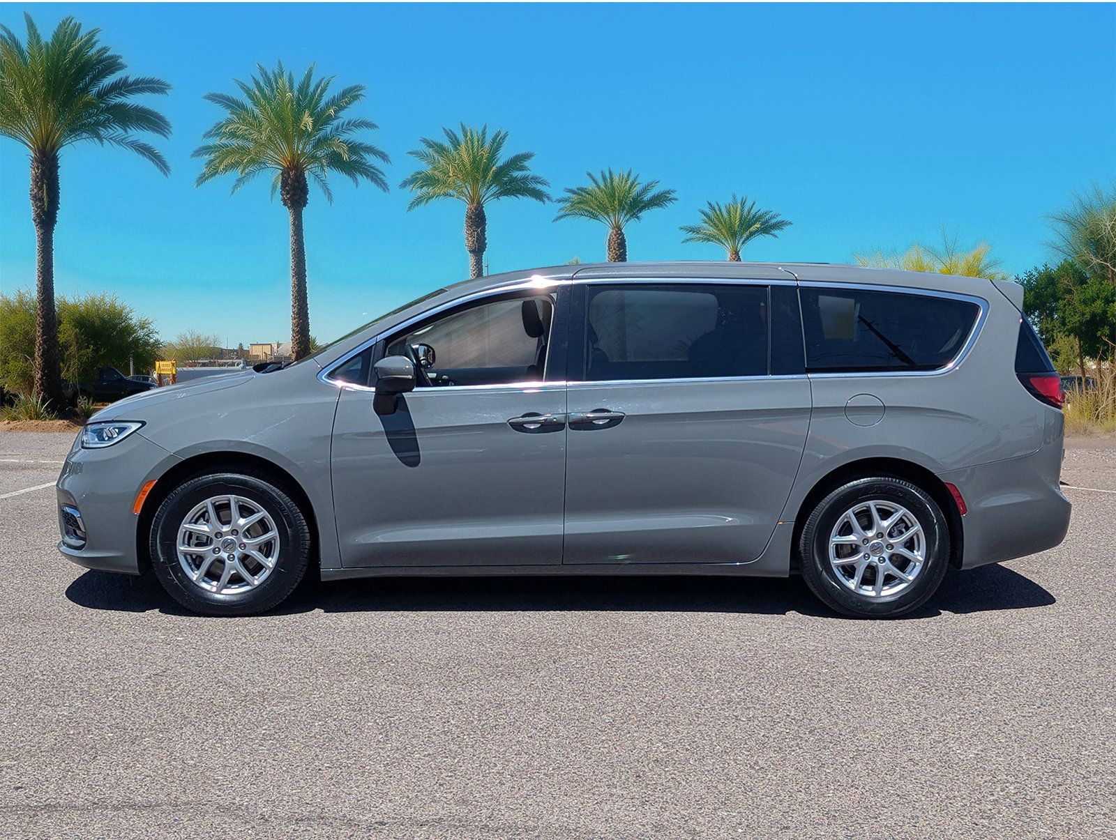 Used 2023 Chrysler Pacifica - photo 1