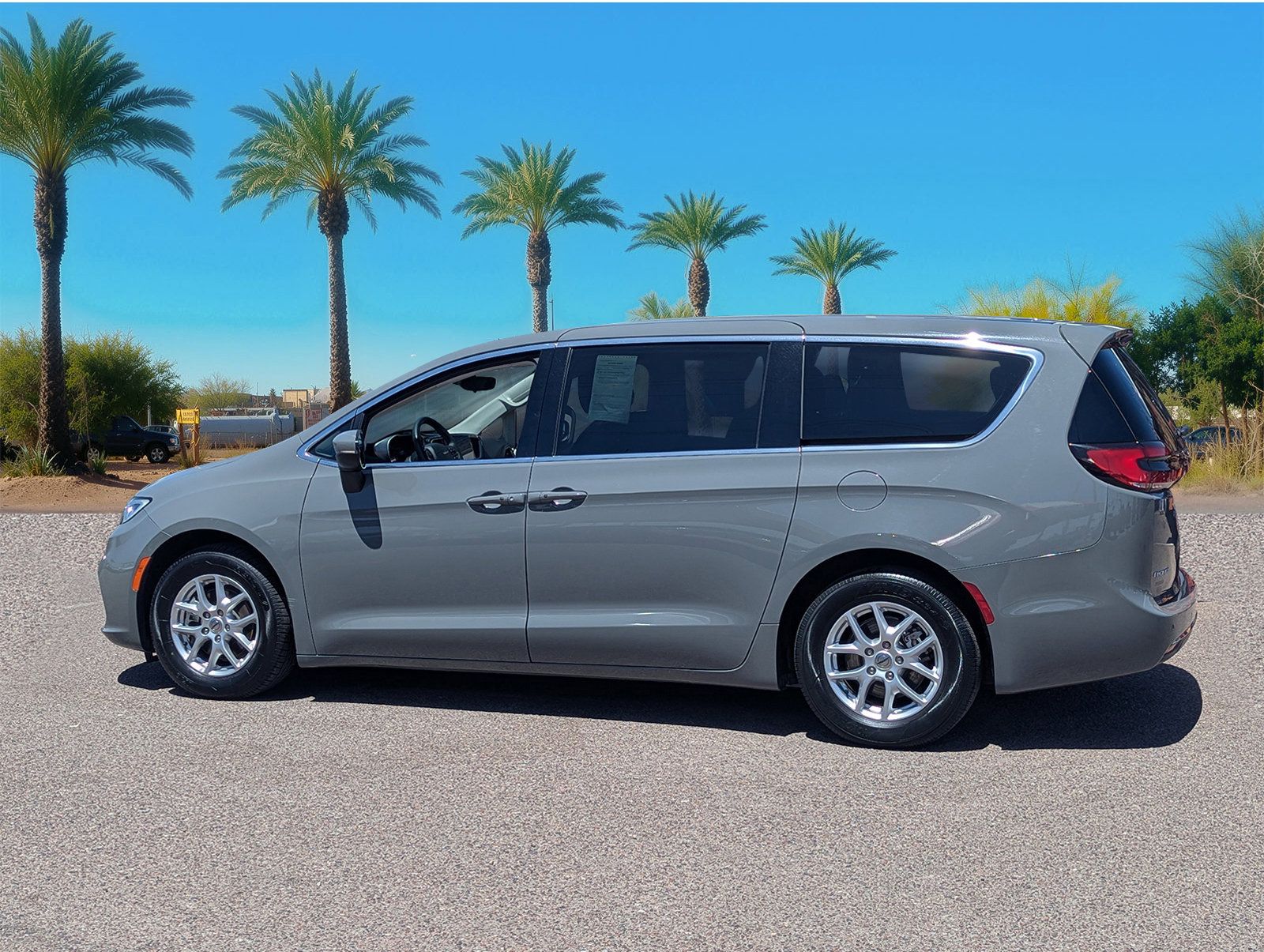 Used 2023 Chrysler Pacifica - photo 2