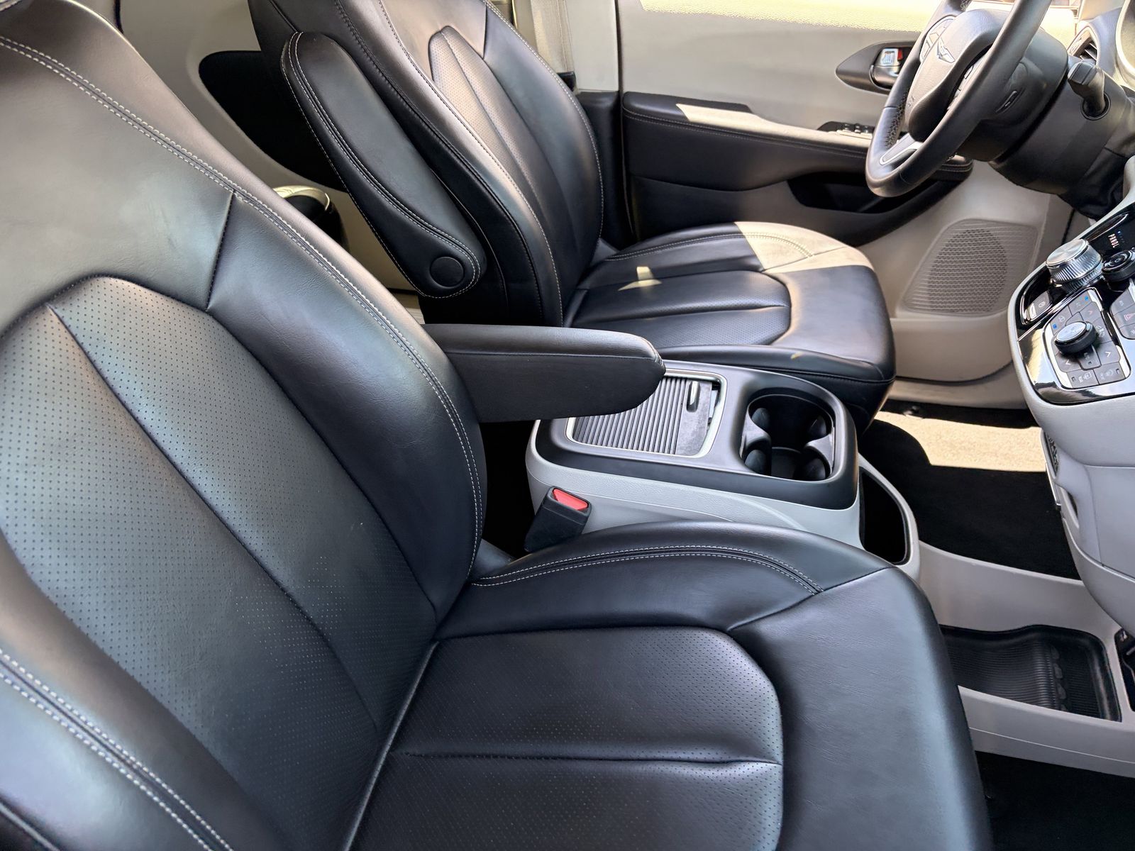Used 2023 Chrysler Pacifica - photo 6