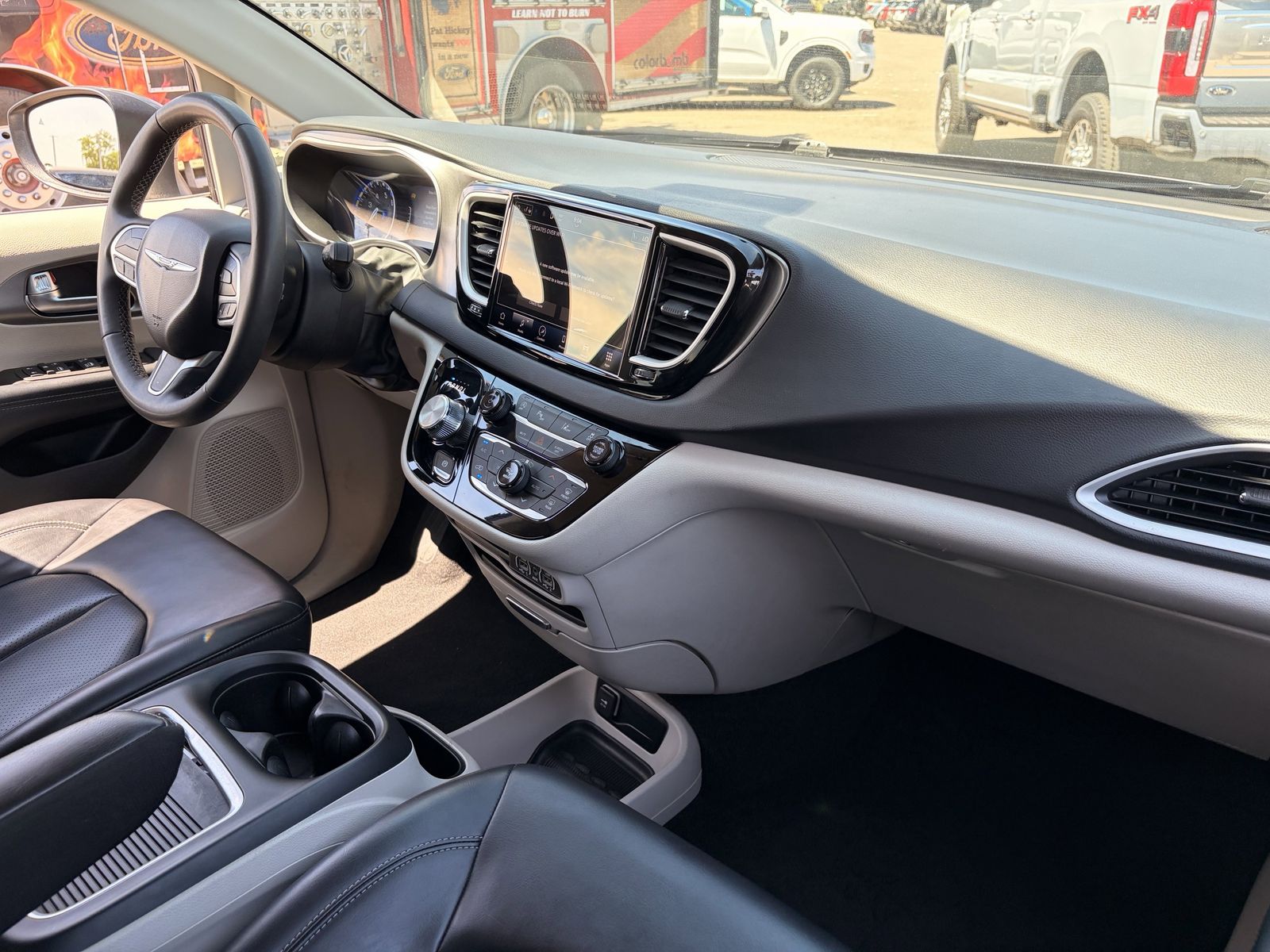 Used 2023 Chrysler Pacifica - photo 8