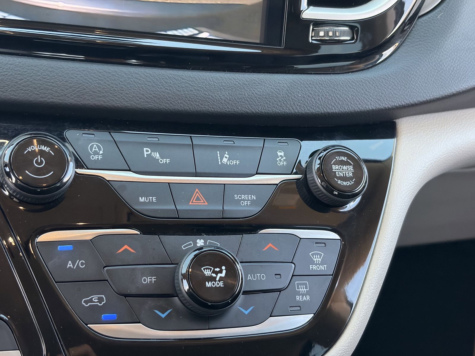 Used 2023 Chrysler Pacifica - photo 19