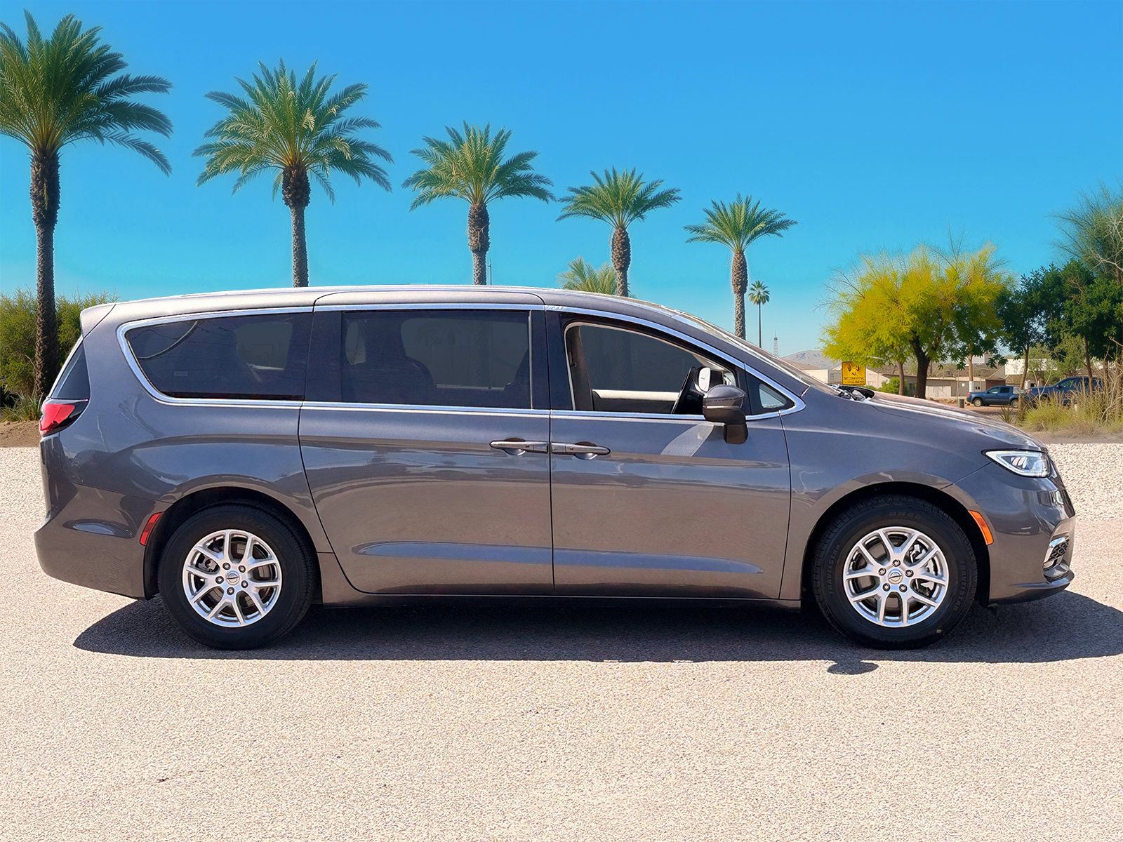 Used 2023 Chrysler Pacifica - photo 1
