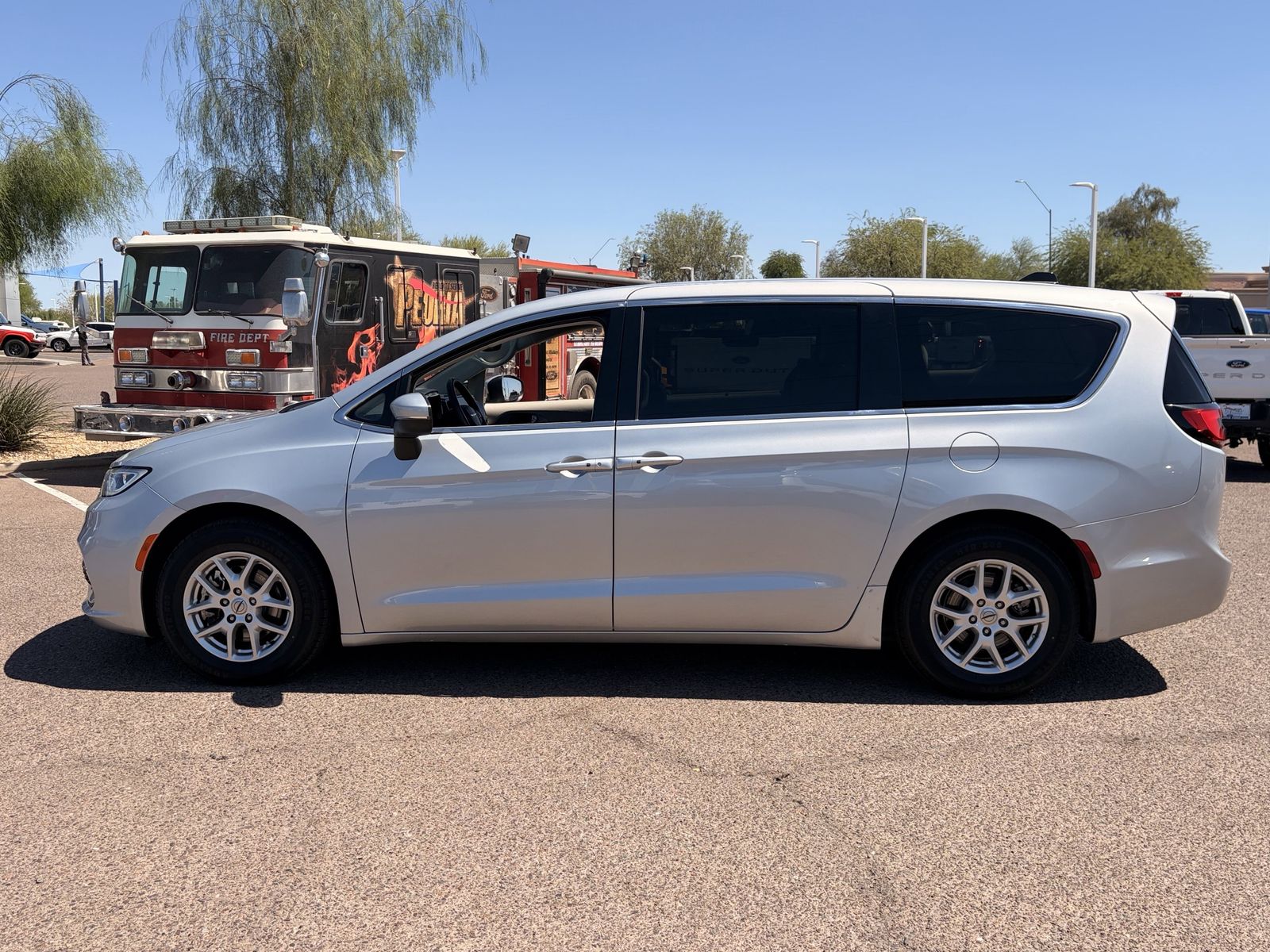 Used 2023 Chrysler Pacifica - photo 2