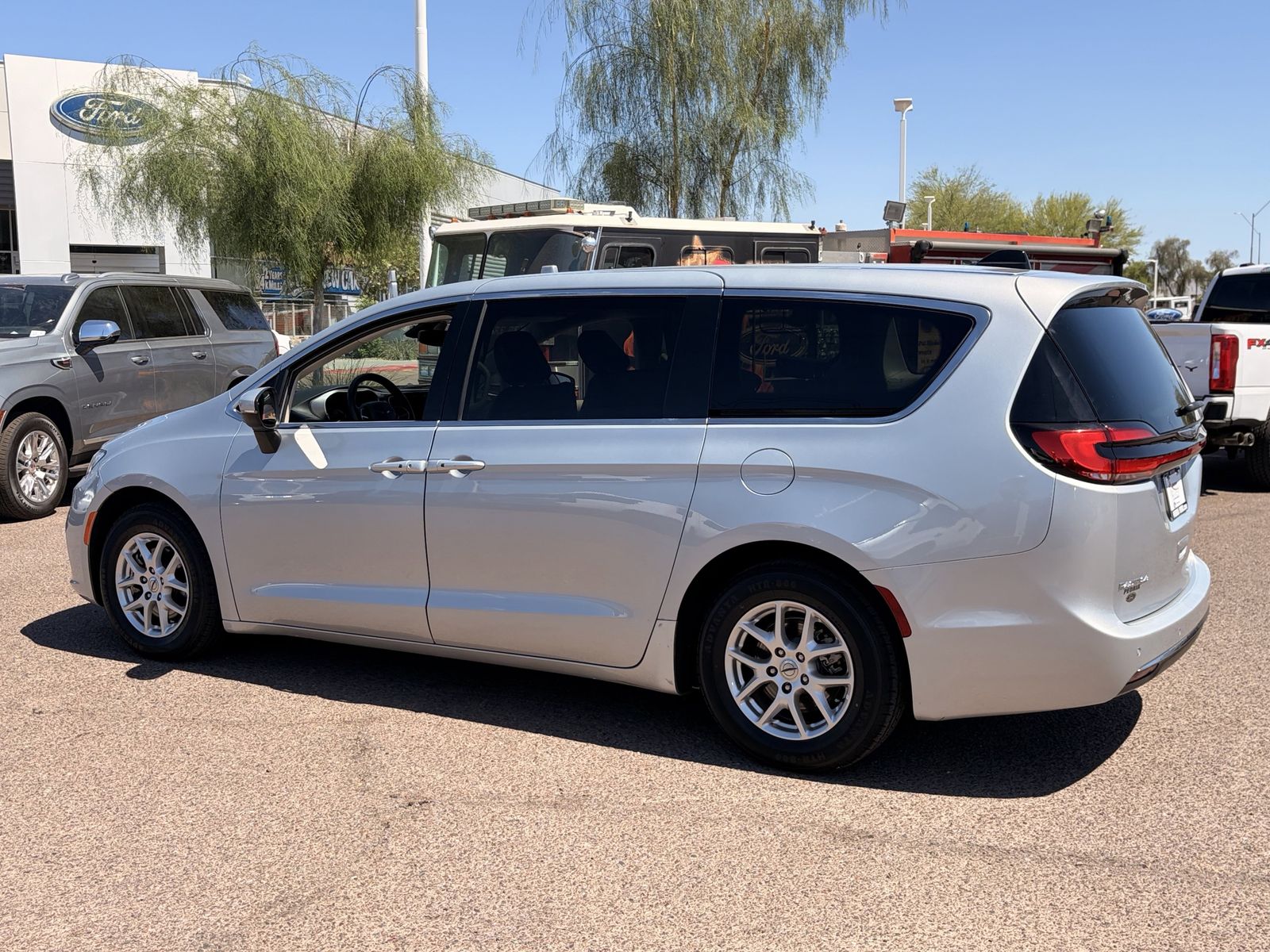 Used 2023 Chrysler Pacifica - photo 5