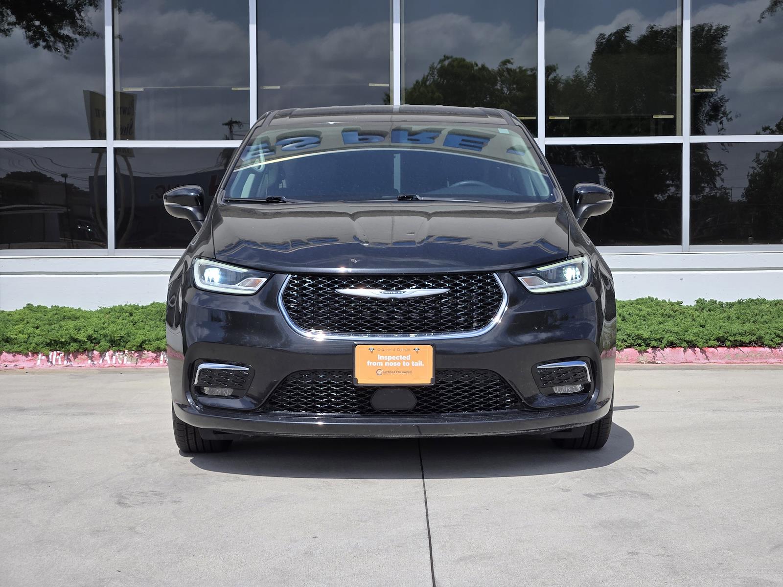 Used 2023 Chrysler Pacifica - photo 2