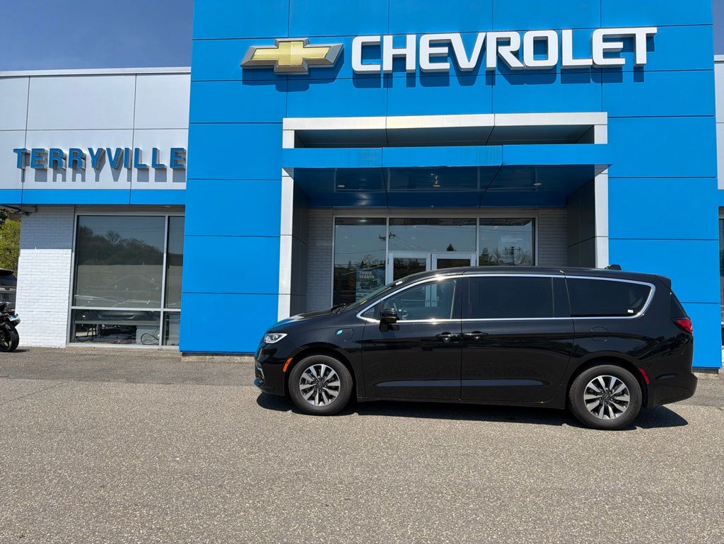 Used 2022 Chrysler Pacifica - photo 1