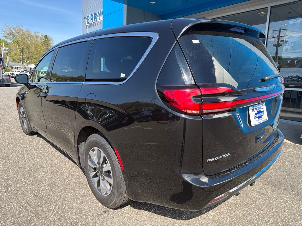 Used 2022 Chrysler Pacifica - photo 2