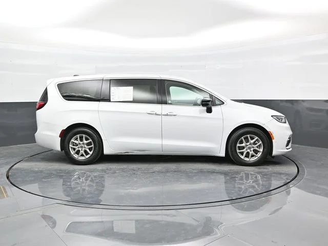 Used 2024 Chrysler Pacifica - photo 10