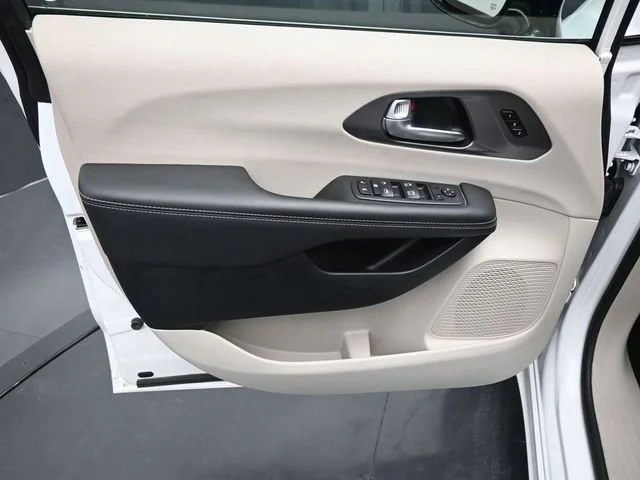 Used 2024 Chrysler Pacifica - photo 11