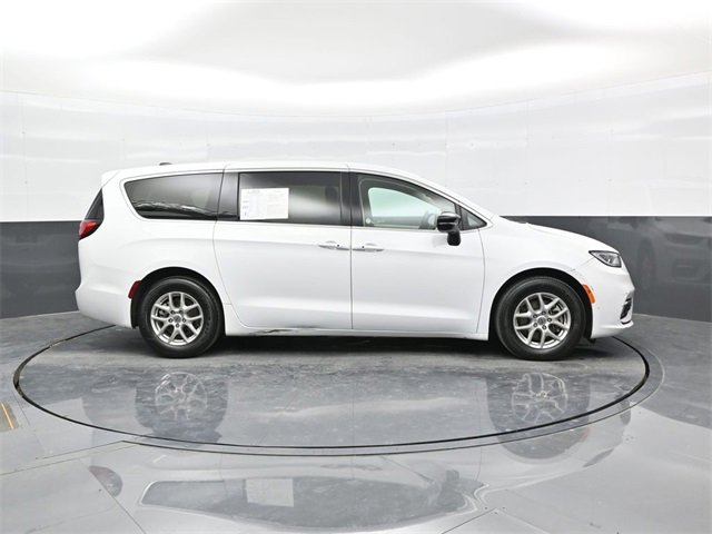 Used 2024 Chrysler Pacifica - photo 11