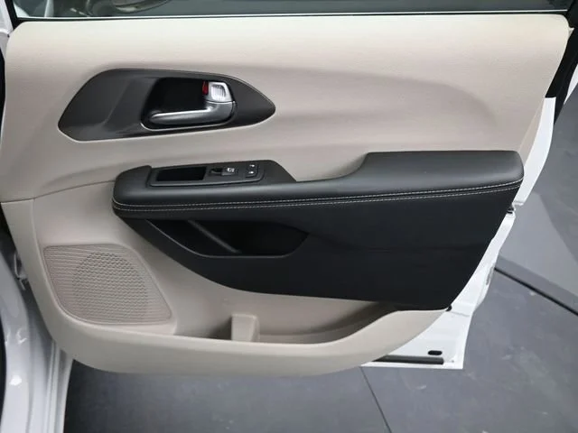 Used 2024 Chrysler Pacifica - photo 26