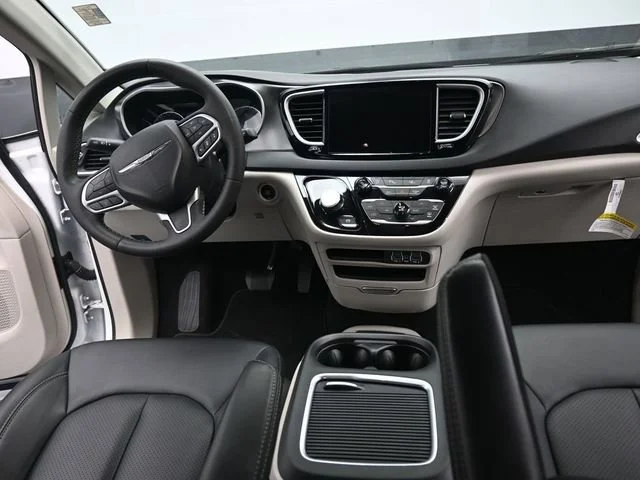 Used 2024 Chrysler Pacifica - photo 30